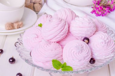 Rus berry hatmi veya zefir tatlı beyaz bir arka plan üzerinde