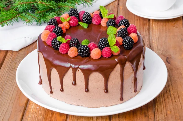 Schokoladenkuchen Mit Kirschfüllung Und Frischen Beeren Über Neujahr Und Weihnachten — Stockfoto