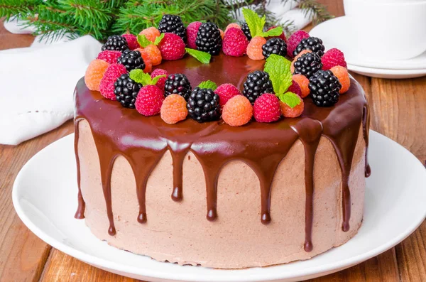 Schokoladenkuchen Mit Kirschfüllung Und Frischen Beeren Über Neujahr Und Weihnachten — Stockfoto