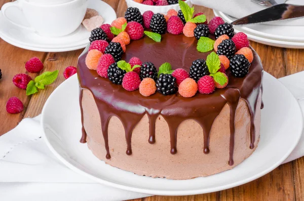Schokoladenkuchen Mit Kirschfüllung Und Frischen Beeren Darüber — Stockfoto