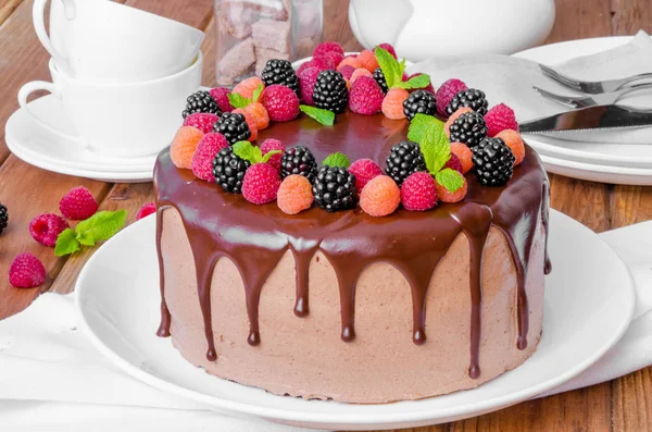 Schokoladenkuchen Mit Kirschfüllung Und Frischen Beeren Darüber — Stockfoto