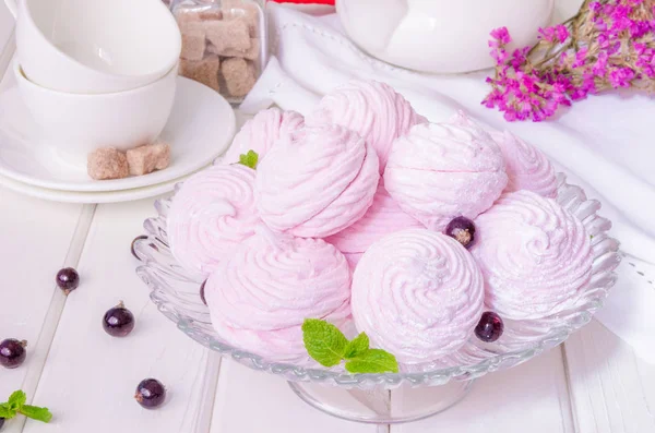 Rus berry hatmi veya zefir tatlı beyaz bir arka plan üzerinde