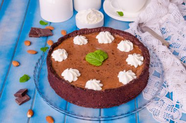 Çikolata kreması ve vişne ile tart