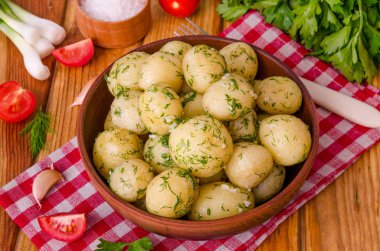 Genç haşlanmış patates ezmesi, dereotu ve sarımsak ile