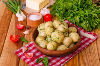 Genç haşlanmış patates ezmesi, dereotu ve sarımsak ile