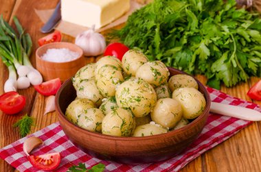 Genç haşlanmış patates ezmesi, dereotu ve sarımsak ile