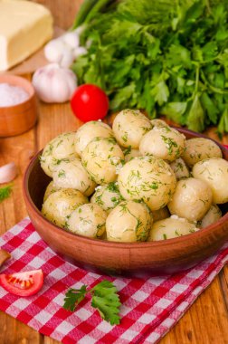 Genç haşlanmış patates ezmesi, dereotu ve sarımsak ile