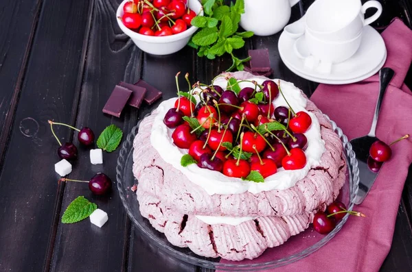 Gâteau Pavlova Chocolat Avec Crème Fouettée Cerises Sur Fond Bois — Photo