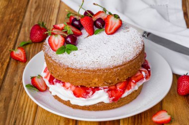 Victoria sünger kek krem şanti ve çilek ile