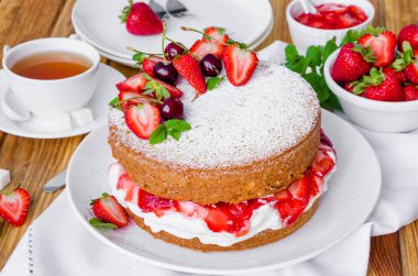 Victoria sünger kek krem şanti ve çilek ile