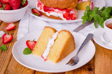 Victoria sünger kek krem şanti ve çilek ile