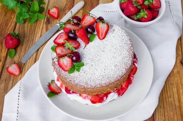 Victoria Sponge Cake Con Crema Batida Fresa —  Fotos de Stock