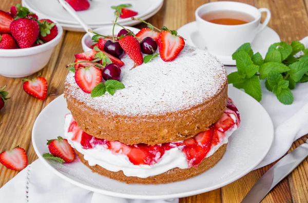 Victoria sünger kek krem şanti ve çilek ile