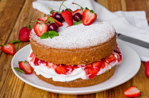 Victoria Spons Cake Met Slagroom Aardbeien — Stockfoto