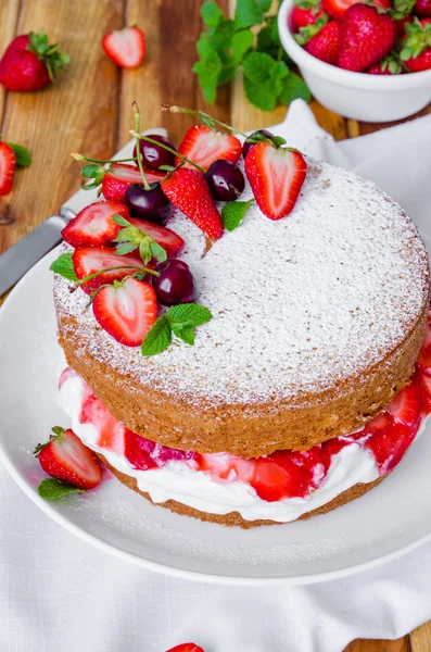 Victoria Sponge Cake Con Crema Batida Fresa —  Fotos de Stock