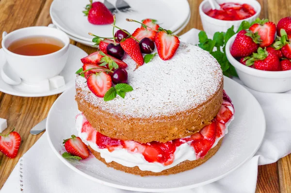 Victoria sünger kek krem şanti ve çilek ile