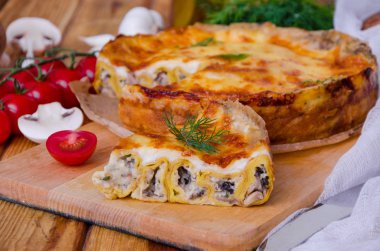 Pişmiş krep (krep) mantar ve bchamel sos ile