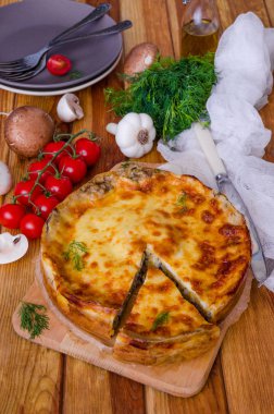 Pişmiş krep (krep) mantar ve bchamel sos ile