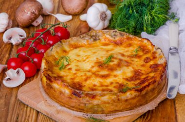 Pişmiş krep (krep) mantar ve bchamel sos ile