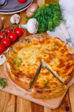 Pişmiş krep (krep) mantar ve bchamel sos ile