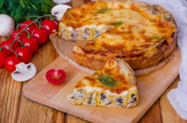 Pişmiş krep (krep) mantar ve bchamel sos ile