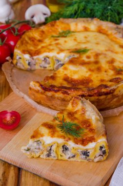 Pişmiş krep (krep) mantar ve bchamel sos ile