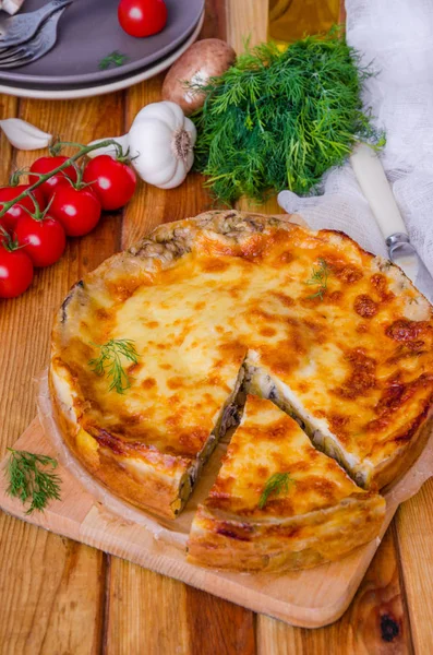 Pişmiş krep (krep) mantar ve bchamel sos ile