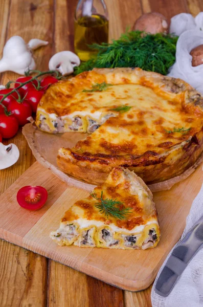 Pişmiş krep (krep) mantar ve bchamel sos ile