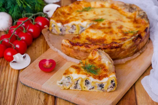 Pişmiş krep (krep) mantar ve bchamel sos ile