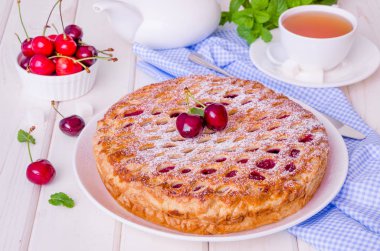 Taze pişmiş ev yapımı vişneli tart