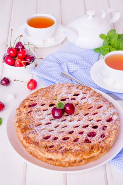 Taze pişmiş ev yapımı vişneli tart