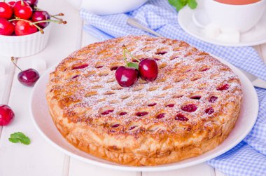 Taze pişmiş ev yapımı vişneli tart