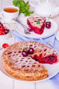 Taze pişmiş ev yapımı vişneli tart