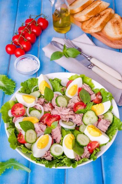 Ton balığı salatası marul yaprakları, haşlanmış yumurta, domates, salatalık, soğan ve fesleğen
