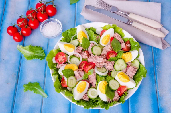 Ton balığı salatası marul yaprakları, haşlanmış yumurta, domates, salatalık, soğan ve fesleğen