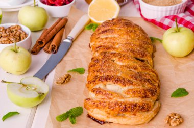 elmalı turta kurutulmuş kiraz, ceviz, limon kabuğu ve beyaz ahşap zemin üzerine tarçın