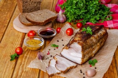 Hardal tatlım sır koyu ahşap arka plan üzerinde domuz eti kızartma. Rustik tarzı.