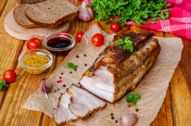 Hardal tatlım sır koyu ahşap arka plan üzerinde domuz eti kızartma. Rustik tarzı.