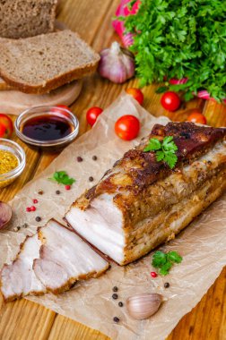 Hardal tatlım sır koyu ahşap arka plan üzerinde domuz eti kızartma. Rustik tarzı.