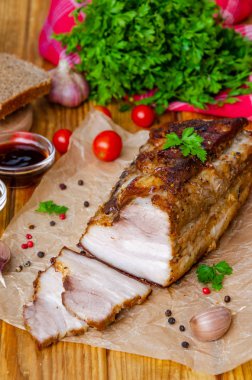 Hardal tatlım sır koyu ahşap arka plan üzerinde domuz eti kızartma. Rustik tarzı.