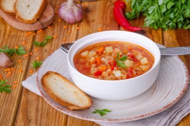 Kırmızı mercimek, domates, pırasa, dolmalık biber, havuç ve patates ile baharatlı çorba