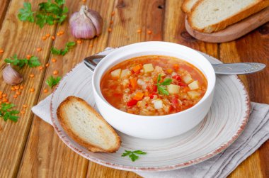 Kırmızı mercimek, domates, pırasa, dolmalık biber, havuç ve patates ile baharatlı çorba