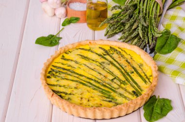 Kuşkonmaz ve ıspanak ile tart