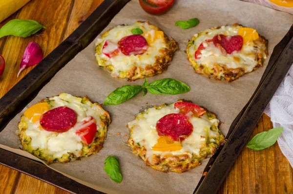 biber, domates, peynir ve fesleğen ile kabak pizza