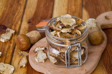 Orman mantar ahşap arka plan üzerinde bir cam kavanoza kurutulmuş