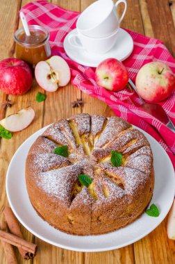 Tarçın ve karamel soslu lezzetli elmalı turta. Geleneksel kek Charlotte.
