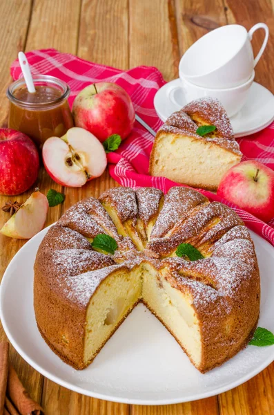 Вкусный Яблочный Пирог Корицей Карамельным Соусом Традиционный Торт — стоковое фото