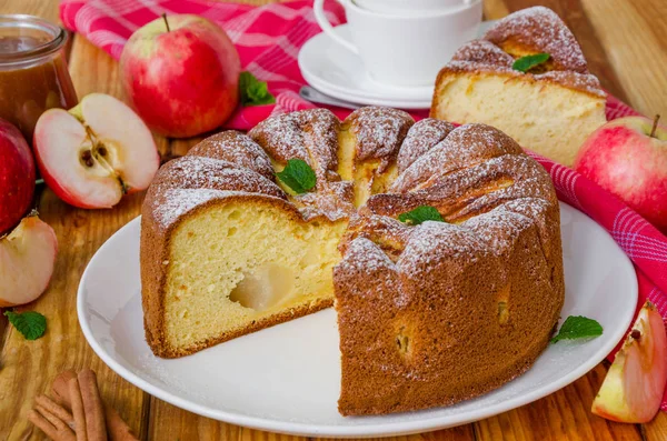 Вкусный Яблочный Пирог Корицей Карамельным Соусом Традиционный Торт — стоковое фото