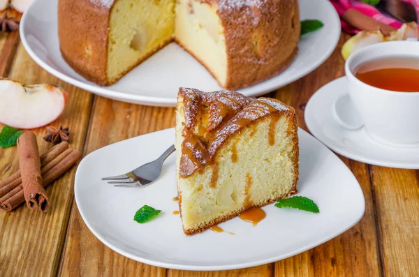Plăcintă Delicioasă Mere Scorțișoară Sos Caramel Tort Tradițional Charlotte — Fotografie, imagine de stoc