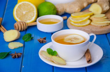 Limonlu ve ballı zencefilli çay